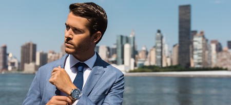 Adam Gallagher se convierte en imagen de Hugo Boss para su campaña de relojes de este verano
