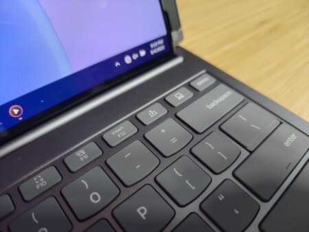 The third button starting on the right in the upper row is the one that goes down and uploads the screen | Image: Xataka
