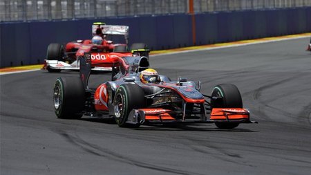 ¿Frenó Lewis Hamilton antes de cruzar la segunda línea de Safety Car para frenar a los Ferrari?