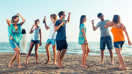 El consumo de alcohol, drogas e Internet entre los adolescentes es cada vez más frecuente, y la intervención precoz es clave