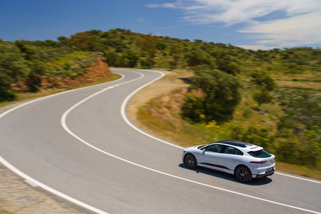 Jaguar I-PACE blanco en curvas
