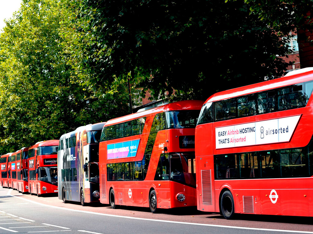 Con la cabina a 40 grados, los conductores de los famosos autobuses rojos de Londres van a la huelga