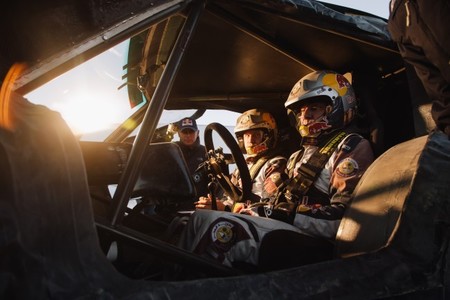 Carlos Sainz sigue preparando el Dakar 2014 con SMG