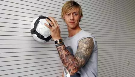Guti "se pasa" con su último tatuaje