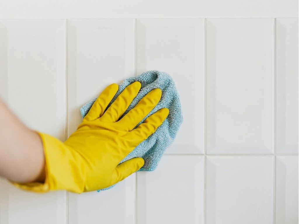 Tres pasos clave para dejar las juntas de la ducha impecables (sin esfuerzo ni productos caros)