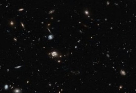 Un trozo de cielo con objetos que pertenecen a distintas etapas de la historia del universo