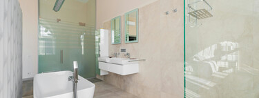 El truco para dejar la mampara de la ducha impecable y sin restos de cal, sin esfuerzo ni productos químicos