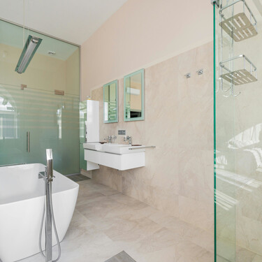 El truco para dejar la mampara de la ducha impecable y sin restos de cal, sin esfuerzo ni productos químicos