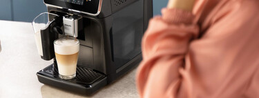 Esta cafetera superautomática con molinillo hace capuchinos pulsando un botón: café de barista en casa a mínimo histórico 