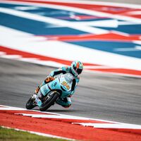 Guido Pini gana su primera carrera de Moto3 después de un toque entre Álvaro Carpe y Valentín Perrone en la última curva 