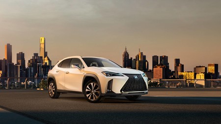 El Lexus UX se deja ver antes de Ginebra: primeras imágenes del SUV pequeño de Lexus