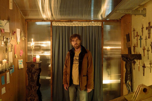 Un pueblo italiano quiere creer en un milagro en esta retorcida película de terror diabólica a la que sólo le falta una recomendación de Stephen King 