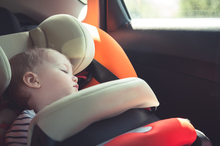 Increíble: de nuevo un bebé encerrado solo en el coche... ¡y no por un olvido!