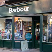 Adiós paraguas: esta chaqueta impermeable de Barbour es todo lo que necesitamos para la lluvia y además con descuento  