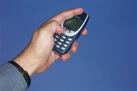 El uso excesivo del teléfono móvil podría causarnos problemas de espalda