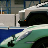 La Tesla Cybertruck se estrena humillando al Porsche 911 en una carrera absurda, pero todavía tiene mucho que demostrar