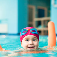 La AAP recomienda que la mayoría de los niños aprendan a nadar a partir de su primer año, para prevenir ahogamientos