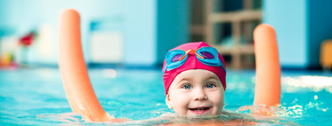 La AAP recomienda que la mayoría de los niños aprendan a nadar a partir de su primer año, para prevenir ahogamientos