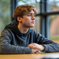 Cómo elevar la autoestima en adolescentes inseguros: la estrategia más usada en psicología 