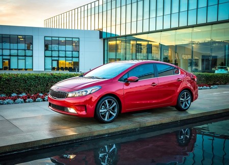 Lo bueno, lo malo y lo feo de comprar un auto nuevo que está a punto de renovarse