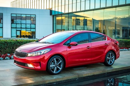 Lo bueno, lo malo y lo feo de comprar un auto nuevo que está a punto de renovarse