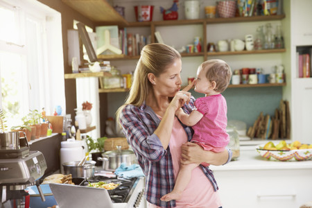 Qué hacer para sentirte mejor si no logras tener tu "tiempo para mamá" durante el día