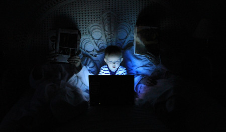 Google lanza un programa gratuito para que los niños aprendan a identificar noticias falsas, bots y cómo funciona el phishing