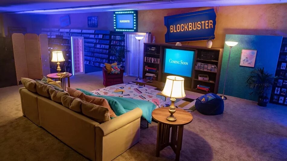 Si sientes nostalgia de los videoclubs, ahora puedes dormir en uno de la cadena Blockbuster