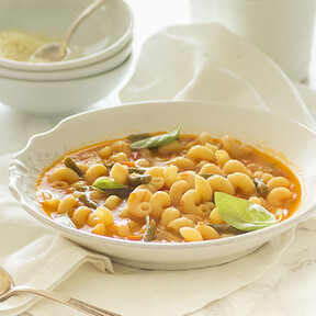 Completa, con pasta e italiana: la sopa fácil con la que resolver un tupper y que apaña cualquier comida 