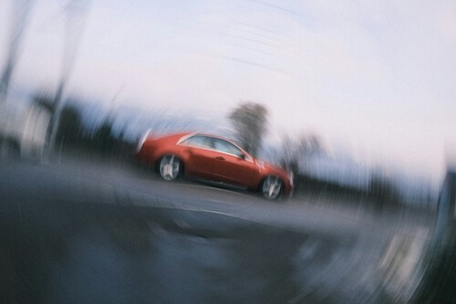 Falta de barulho do motor faz com que nosso cérebro não entenda que a gente está em um carro | Imagem: Unsplash
