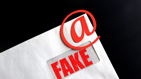 Los emails de las administraciones españolas son vulnerables a suplantaciones de identidad (sí, también los de Moncloa y el INCIBE)