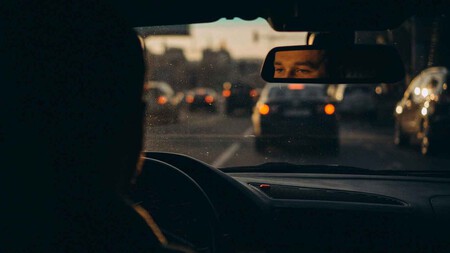Conductor solo en el coche en un atasco