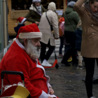 La Navidad se ha convertido en el gran negocio de la felicidad, y eso convierte la tristeza en algo revolucionario