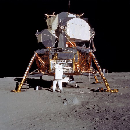 Buzz Aldrin junto al módulo lunar "Eagle" de Apolo 11