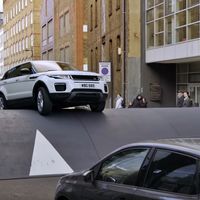 Range Rover ha elevado los resaltos hasta el absurdo para que creas que el Evoque es el mejor SUV urbano