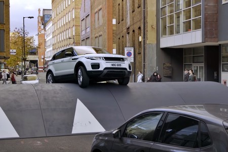 Range Rover ha elevado los resaltos hasta el absurdo para que creas que el Evoque es el mejor SUV urbano