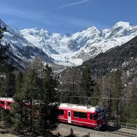 Me he enamorado de las vistas en este viaje en tren atravesando los Alpes suizos con vagones panorámicos. Es bellísimo 