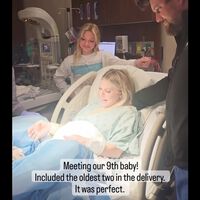 Estuvo embarazada durante 12 años seguidos y al nacer su noveno bebé permite a los dos hijos mayores asistir al parto