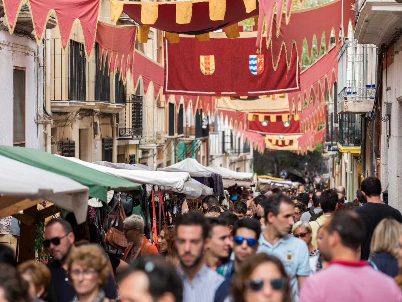 Feria medieval de Cocentaina con expositores, mercado y visitantes en las calles del pueblo alicantino