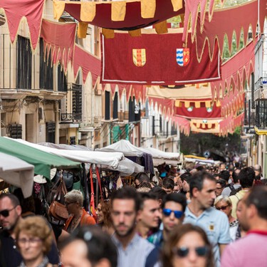 La feria de Todos los Santos más espectacular se celebra desde hace 650 años en un pueblo de Alicante: 900 expositores, mercado medieval, zoco árabe y gastronomía local 