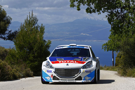 El Peugeot 208 T16 lidera sobre el asfalto del Acrópolis