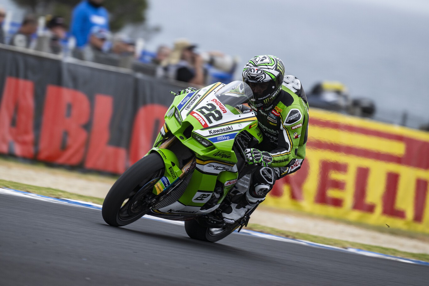 Alex Lowes deja con la miel en los labios a Álvaro Bautista con un doblete mágico y dura caída de Jonathan Rea