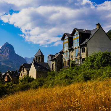 Ha pasado de ser un lugar abandonado en la montaña a un paraíso turístico: el pueblo medieval que ha resucitado en el Pirineo 