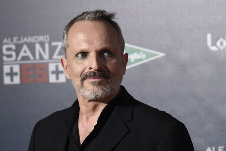 Miguel Bosé se está pasando de la raya con las vacunas, el 5G y con la sombra de ojos