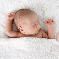 Una madre tatúa una peca a uno de sus gemelos para poder diferenciarlo de su hermano  