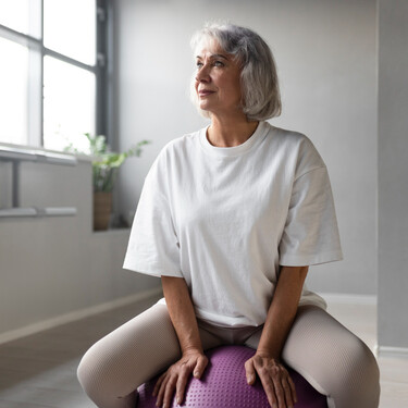 Varios entrenadores coinciden: "Si tienes más de 50 años y necesitas ir mirando al suelo al caminar o necesitas apoyarte con frecuencia, tu equilibrio podría estar empeorando" 