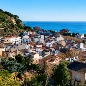El paseo marítimo más señorial y elegante: patrimonio modernista, palacetes icónicos y el mejor pescado frente al Mediterráneo 
