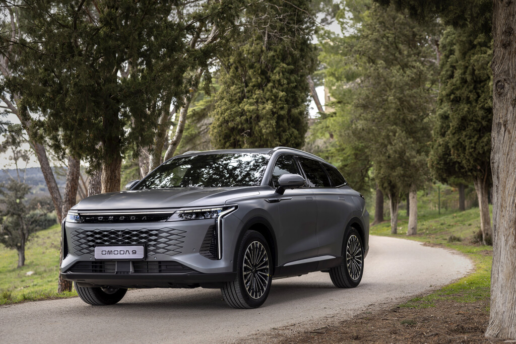 Omoda 9 SHS: un híbrido enchufable que quiere romper el mercado por precio, equipamiento y una potencia de "más de 535 CV"