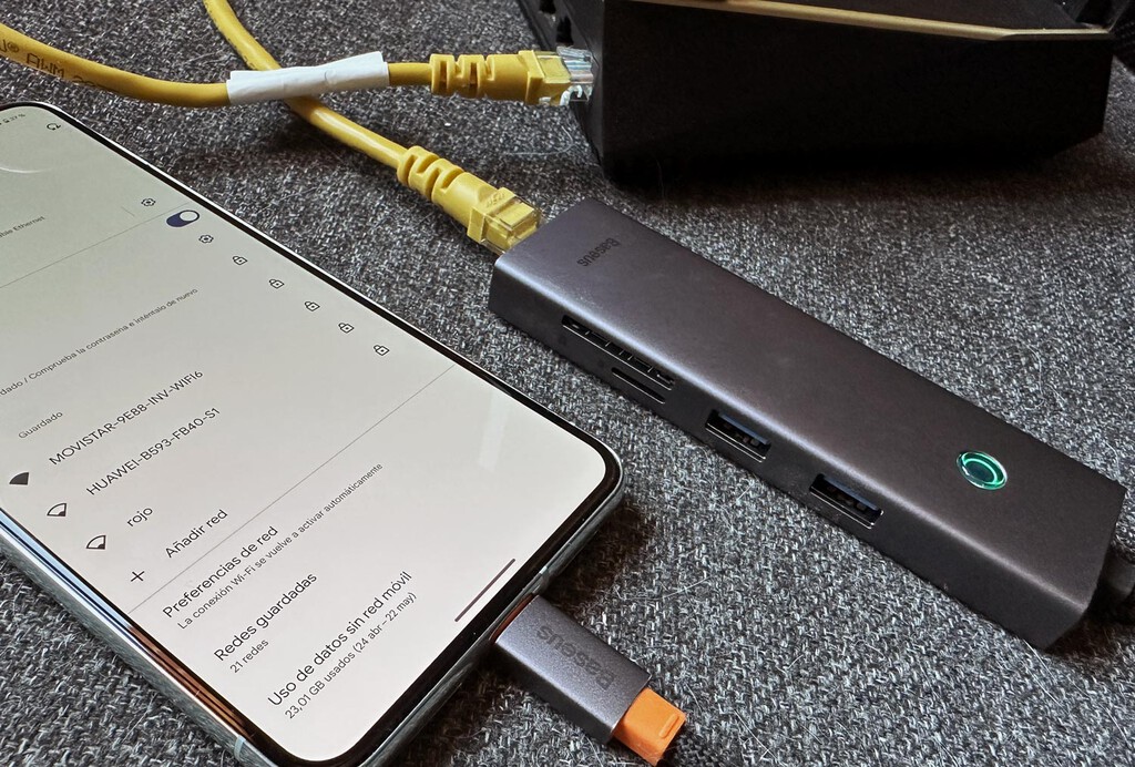 Sí, puedes conectar tu móvil al router usando un cable ethernet. Y es más útil de lo que parece 