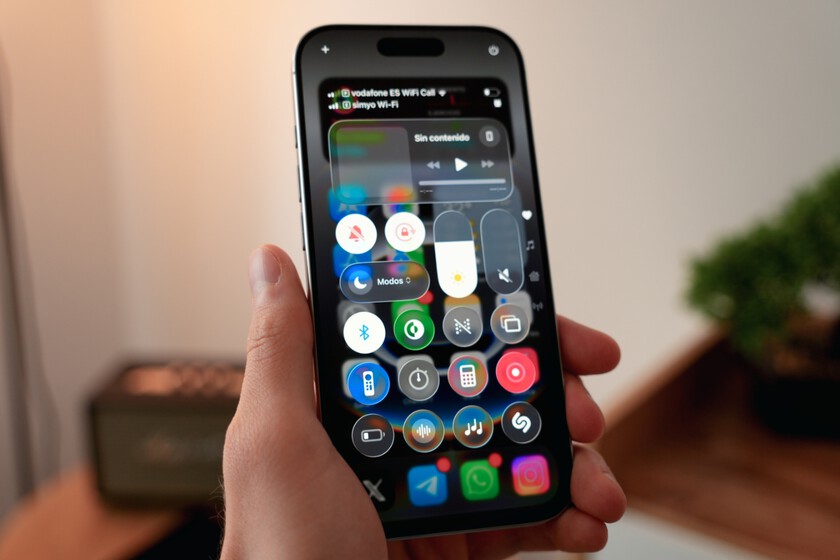 Liquid Glass de iOS 26 es espectacular, pero no siempre funciona bien. Apple incluye forma de desactivarlo 